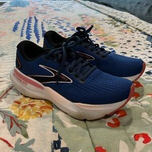 Brooks glycerin GTS size 7.5 women’s. Worn twice.